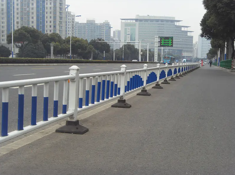 機(jī)動(dòng)車道隔離護(hù)欄