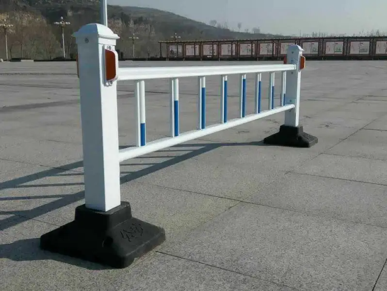 道路中間護(hù)欄
